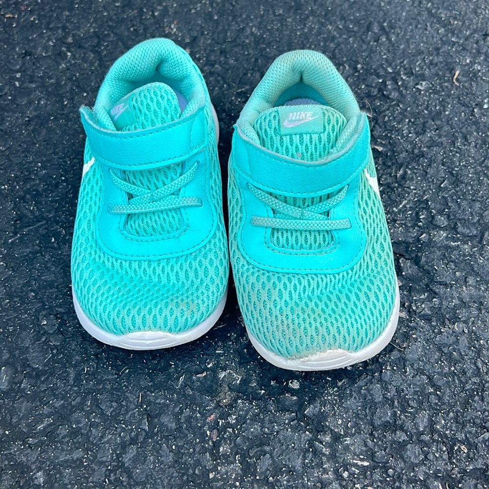 Good used condition! nike sneakers!